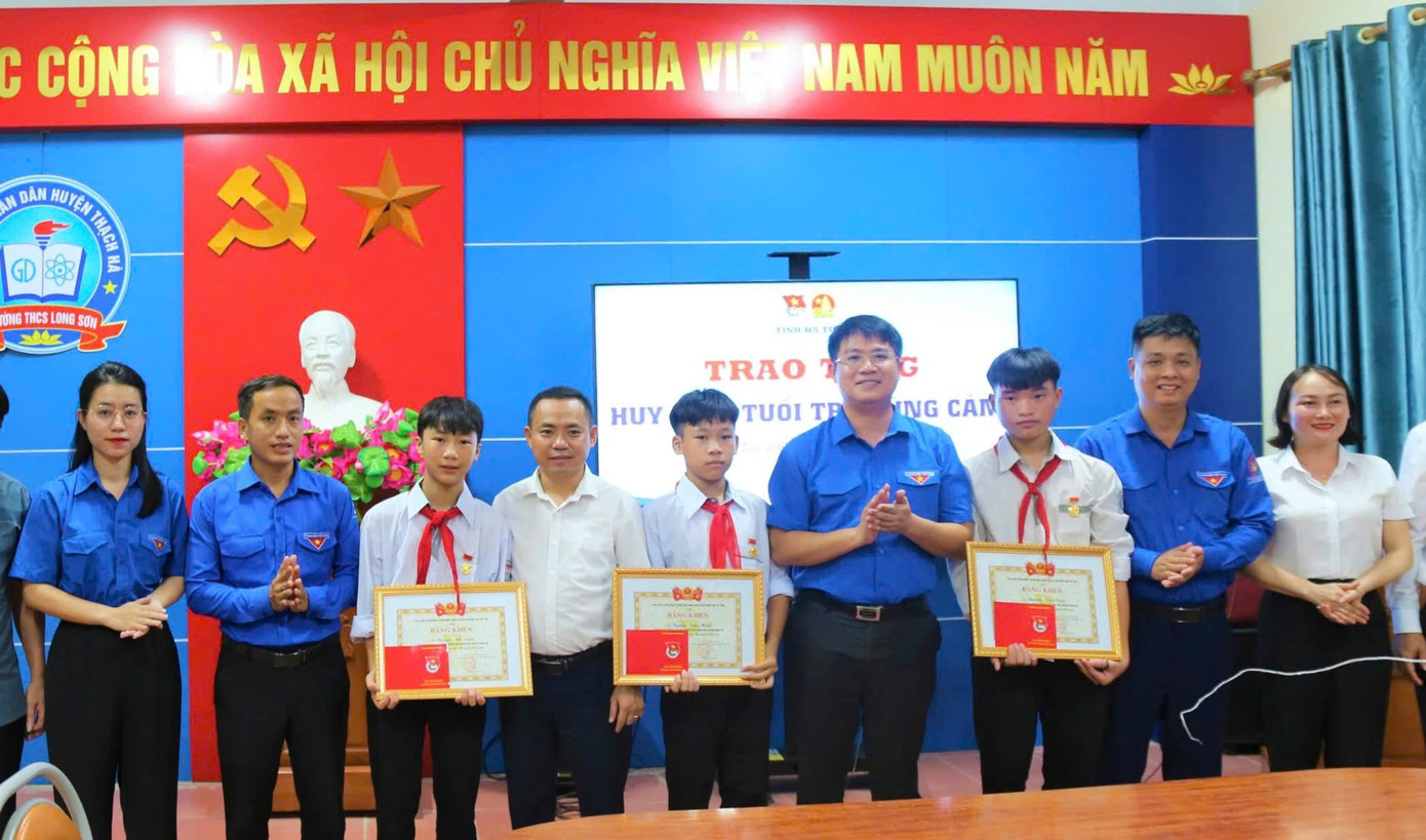 Hành động dũng cảm của 3 học sinh được biểu dương, khen thưởng. Hành động dũng cảm của 3 học sinh được biểu dương, khen thưởng.