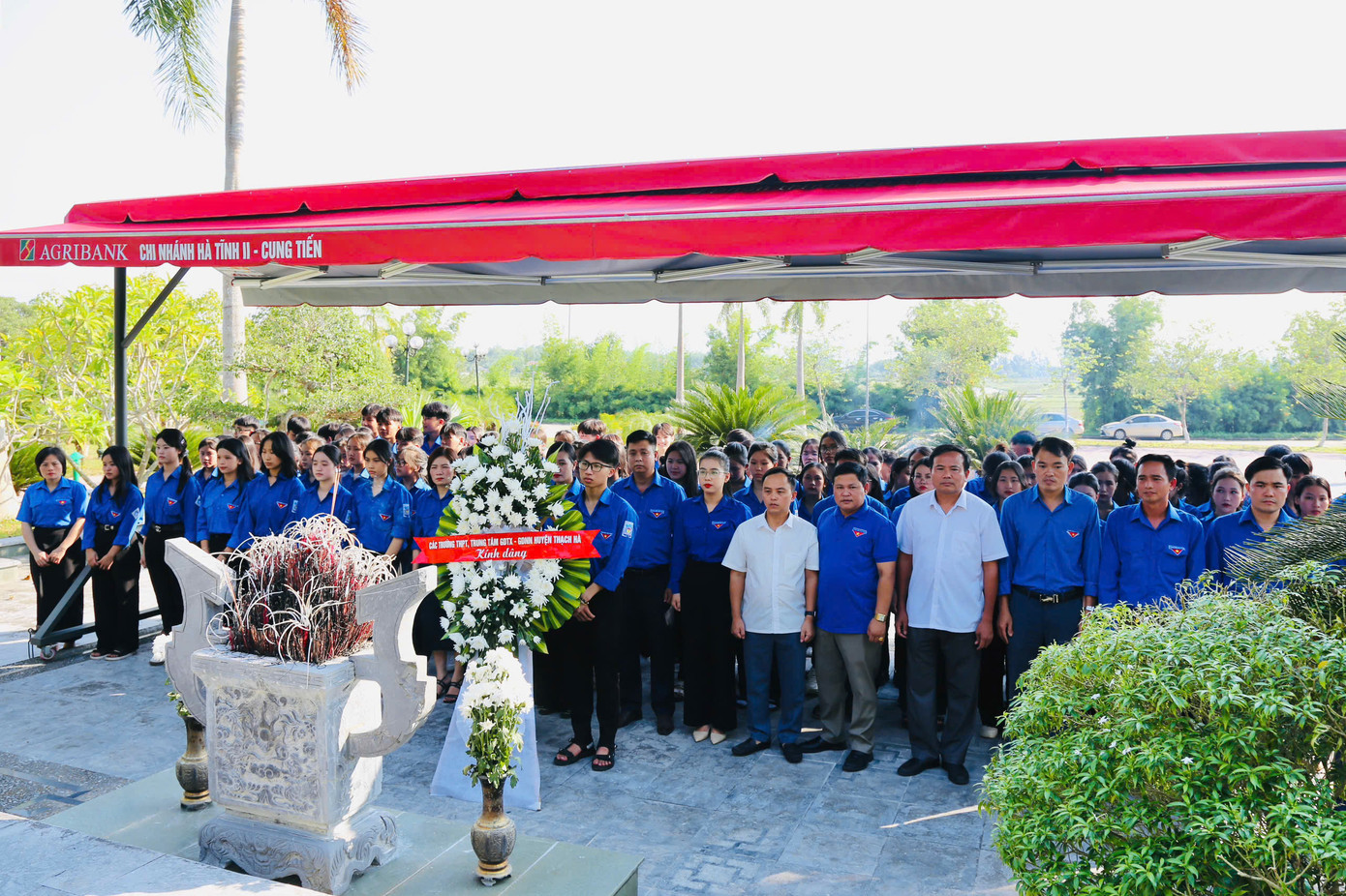 110 bạn đoàn viên cùng đến dâng hương, hoa tại Khu tưởng niệm Anh hùng liệt sỹ Lý Tự Trọng. 110 bạn đoàn viên cùng đến dâng hương, hoa tại Khu tưởng niệm Anh hùng liệt sỹ Lý Tự Trọng.