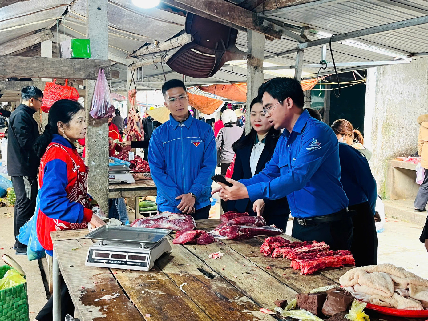 Ngoài ra, dịp này phát huy vai trò đội hình bình dân học vụ số, đoàn viên thanh niên các đơn vị cũng đã tổ chức tuyên truyền, vận động, hỗ trợ bà con nhân dân và tiểu thương kinh doanh tại chợ chuyển đổi số với nhiều hoạt động thiết thực như: Hỗ trợ mở tài khoản miễn phí, cài đặt app cũng như làm miễn phí bảng quét mã QR nhận tiền bằng hình thức trực tuyến …