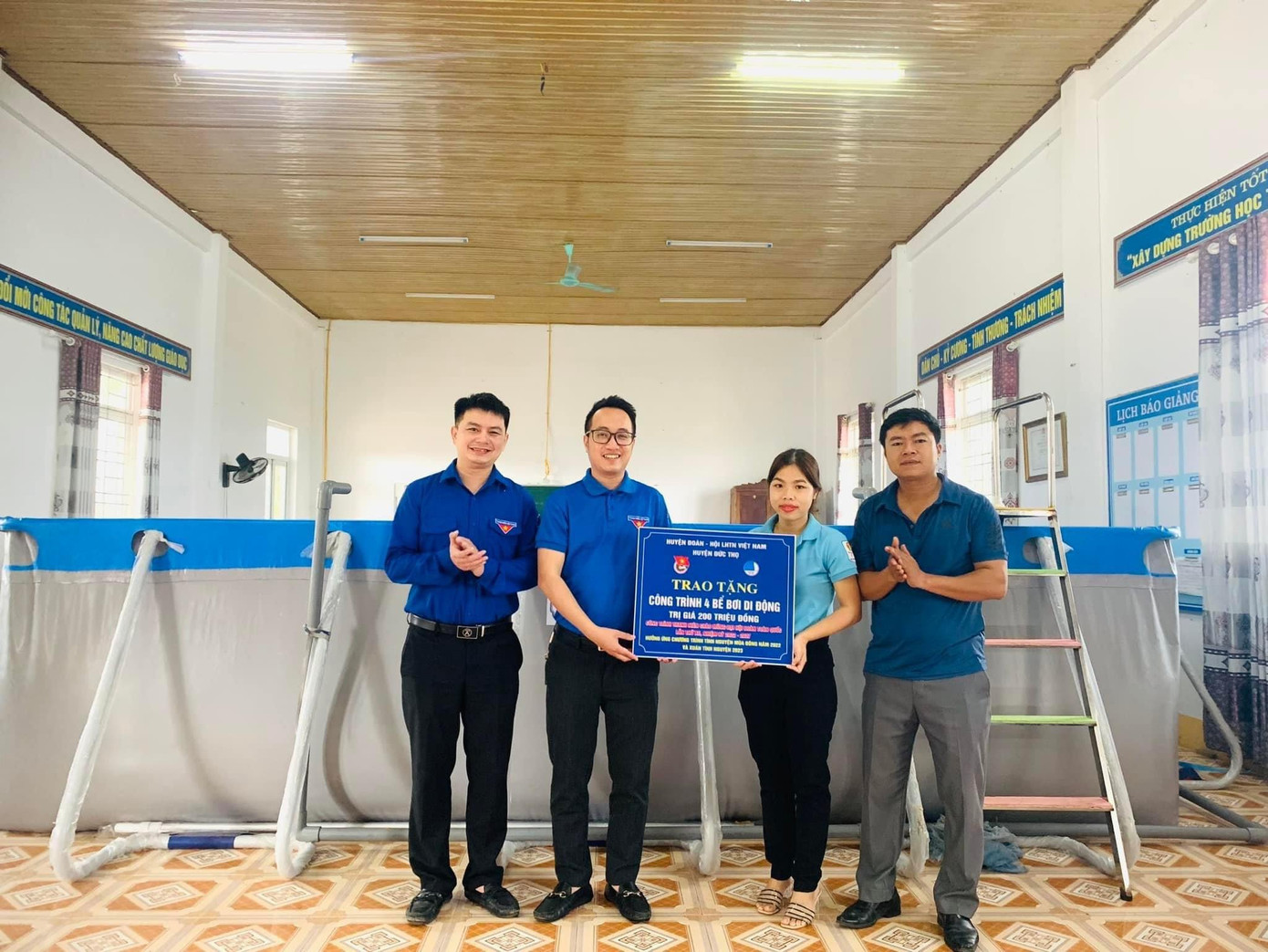 Tại huyện Đức Thọ đã trao tặng công trình 4 bể bơi di động trị giá 200 triệu đồng.