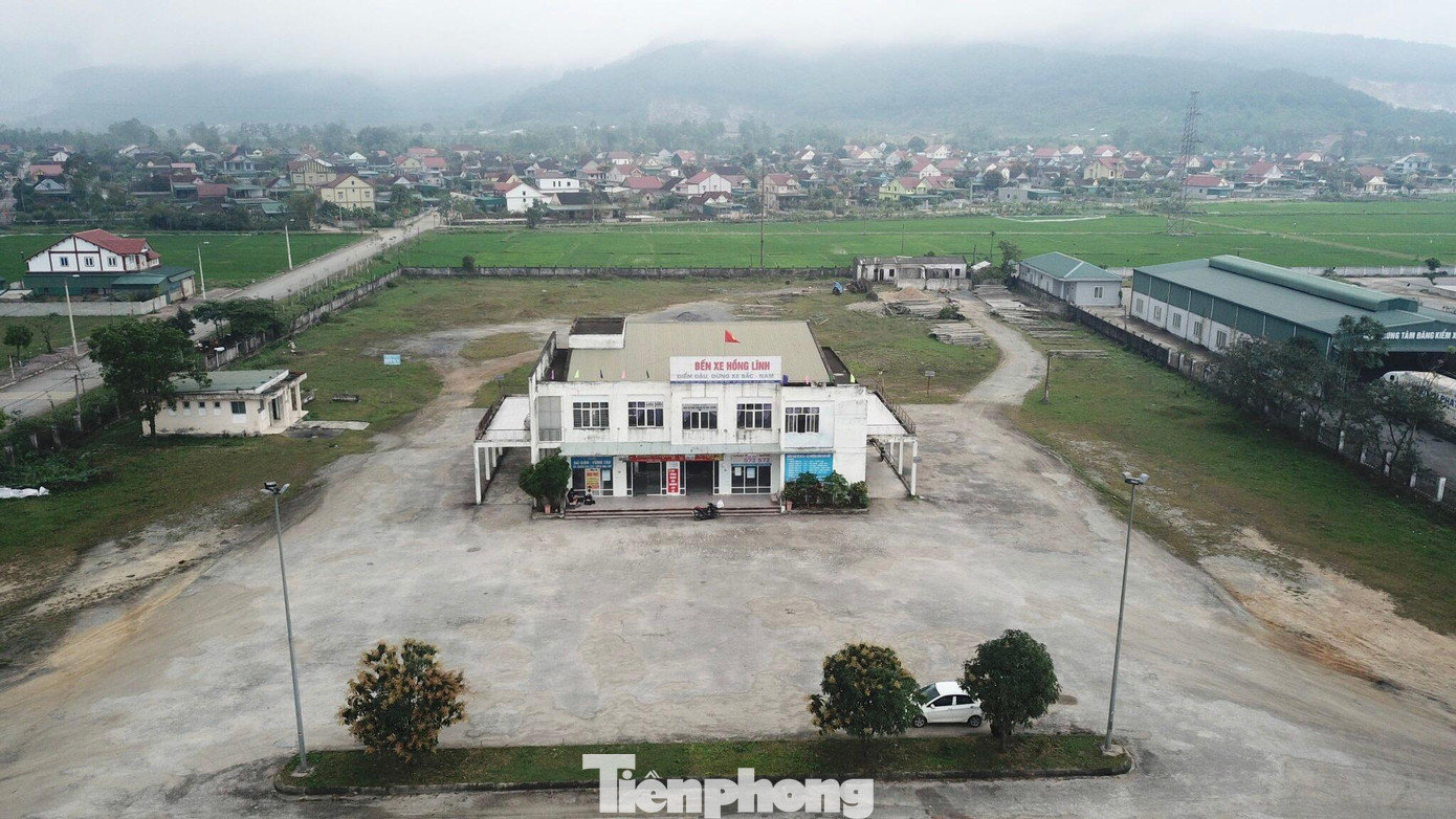 Bến xe được xây dựng ở vị trí sát quốc lộ 1A, thuận tiện giao thông đi lại, cơ sở vật chất được đầu tư khang trang như sân bãi, phòng chờ, nhà làm việc. Mục tiêu đặt ra mỗi ngày đón hàng trăm lượt xe và người ra vào mua vé.