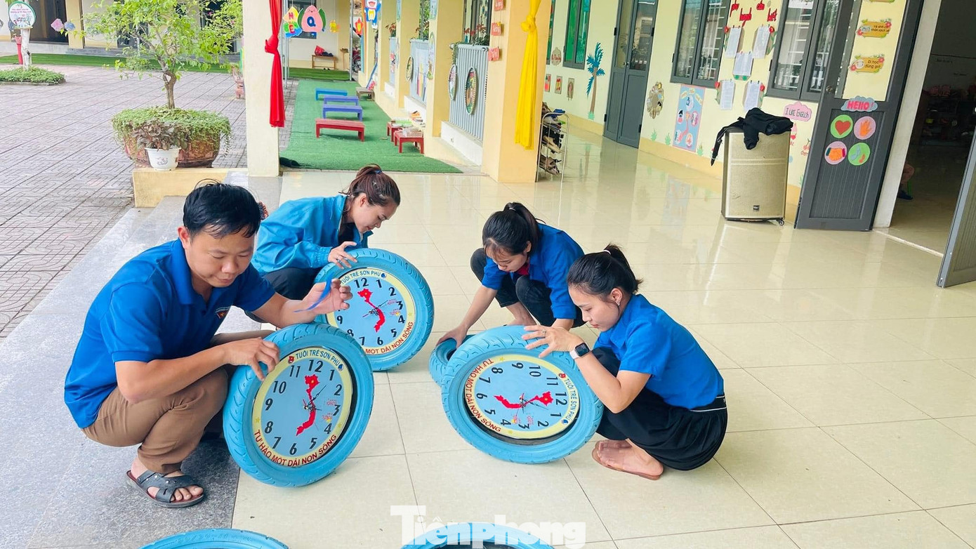 Anh Trần Thanh Cần – Bí thư Đoàn xã Sơn Phú, huyện Hương Sơn (Hà Tĩnh) cho biết, hưởng ứng cuộc vận động "Tự hào một dải non sông" ban đầu đơn vị dự kiến sẽ trao tặng bản đồ Việt Nam tại các lớp học trường mầm non, tiểu học trên địa bàn. Tuy nhiên khi đến khảo sát tại trường Mầm non xã Sơn Phú, thấy lớp học chưa có đồng hồ, vì thế đã lên ý tưởng làm đồng hồ từ lốp xe, bên trong gắn bản đồ Việt Nam.