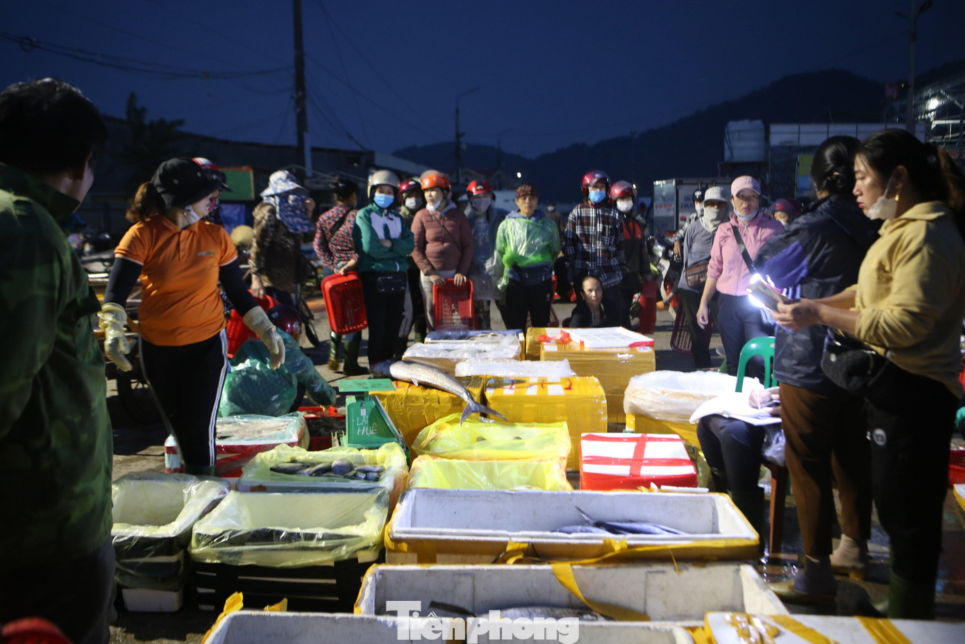 Sáng 19/10, cảng cá Cửa Sót (huyện Lộc Hà, tỉnh Hà Tĩnh) vẫn nhộn nhịp cảnh mua bán hải sản. Trước thông báo bão số 6 đổ bộ vào đất liền, Hà Tĩnh là một trong những địa phương chịu ảnh hưởng, từ chiều ngày hôm trước, các phương tiện đã vào khu neo đậu tránh trú bão.