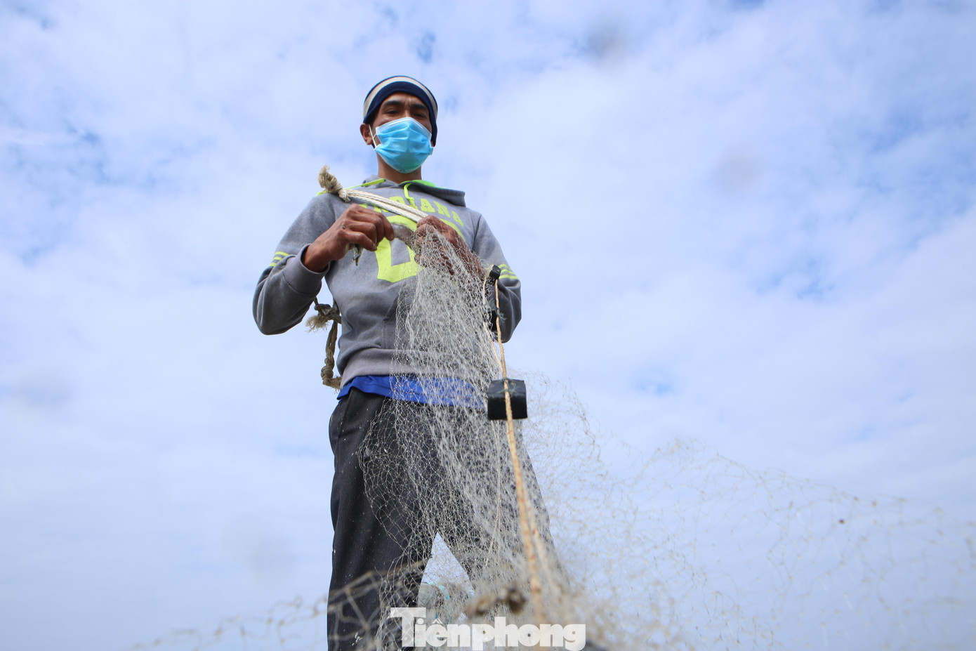 Anh Nguyễn Viết Hậu (trú xã Thịnh Lộc, huyện Lộc Hà) cho hay, trong ngày nhóm của anh có 14 người ra khơi kéo lưới 3 lần. Mỗi đợt kéo lưới khoảng 2 giờ đồng hồ, sau khi kéo cá vào bờ thì có thương lái đến thu mua tại bờ biển. Tính riêng trong ngày 2/3 thu về hơn 1 tấn cá, bán được hơn 30 triệu đồng, mỗi người được hơn 2 triệu đồng trong ngày.