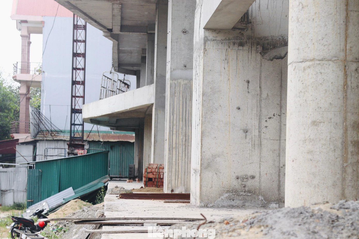 Tuy nhiên, đến năm 2019 dự án mới bắt đầu xây dựng. Thế nhưng khi mới thi công được phần thô của công trình thì dừng triển khai đến nay đã gần hai năm.