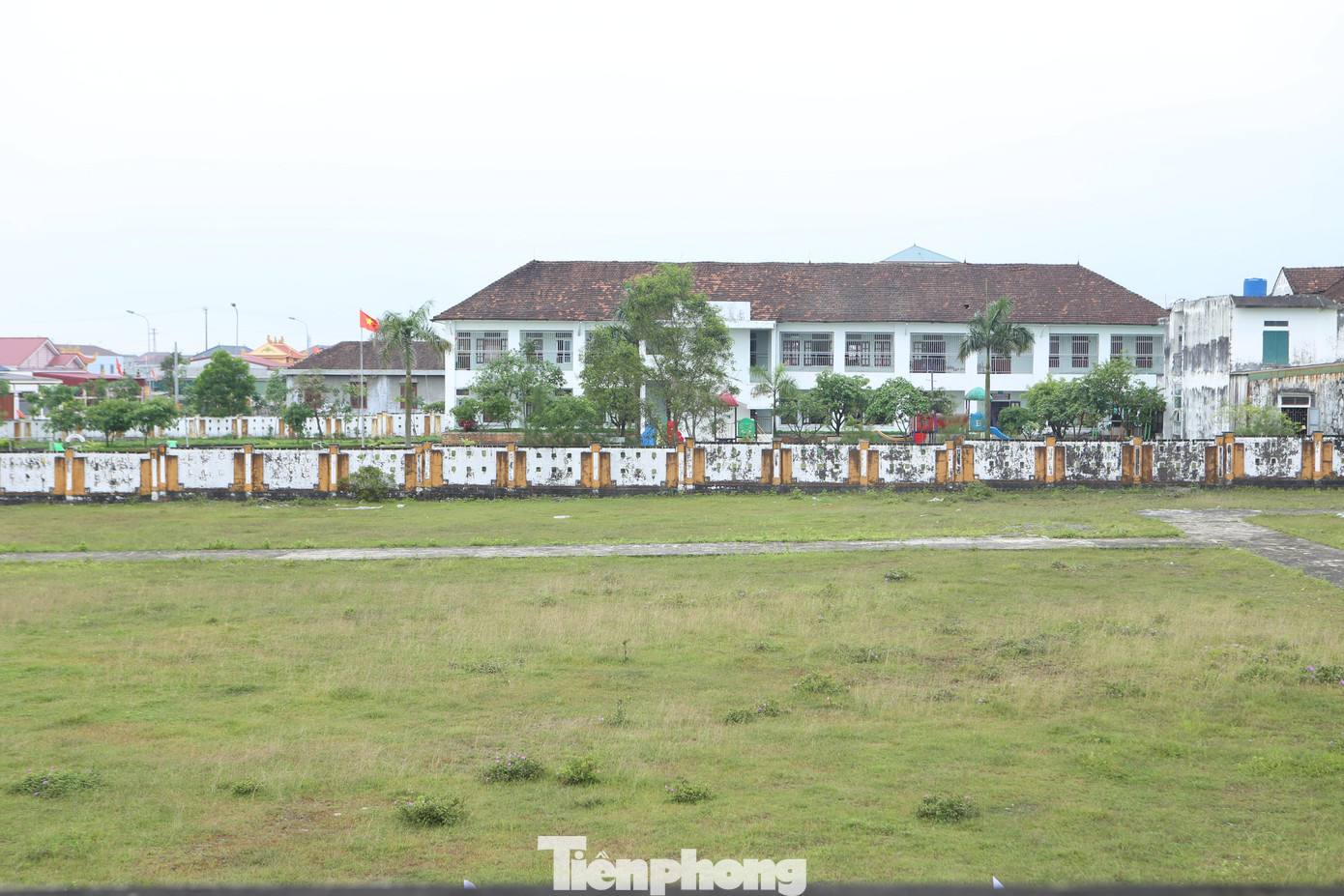 Thời điểm này Ban Quản lý Khu kinh tế tỉnh Hà Tĩnh làm chủ đầu tư chi hơn 33 tỷ để đầu tư xây dựng trụ sở UBND xã, trường học, trạm xá tại khu tái định cư Tân Phúc Thành. Sau một thời gian dài bỏ hoang, trụ sở UBND xã và trạm xá đã được đưa vào hoạt động.