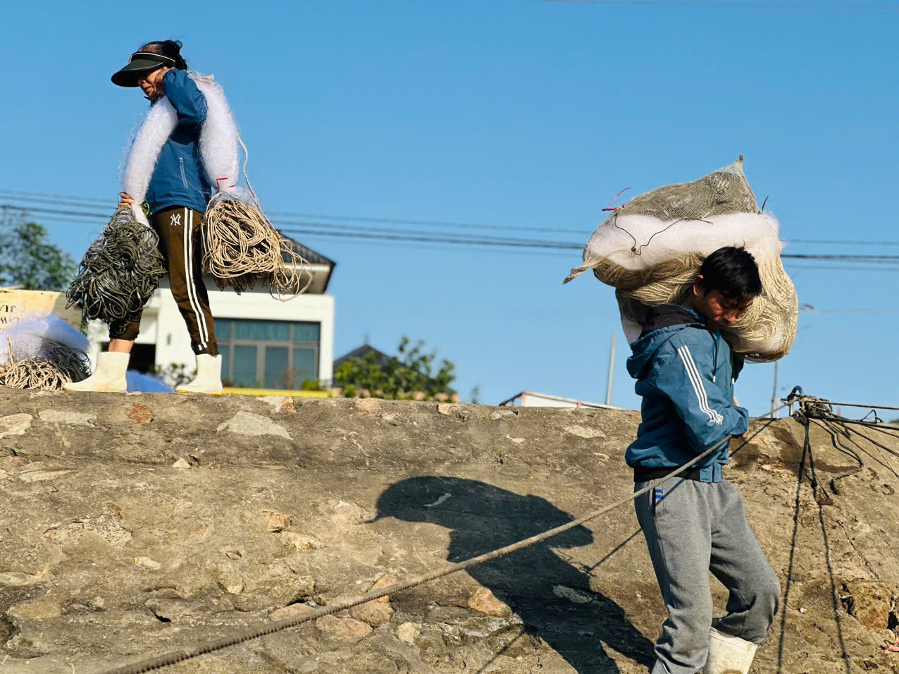 Ngư dân thu dọn ngư cụ để về đón Tết.