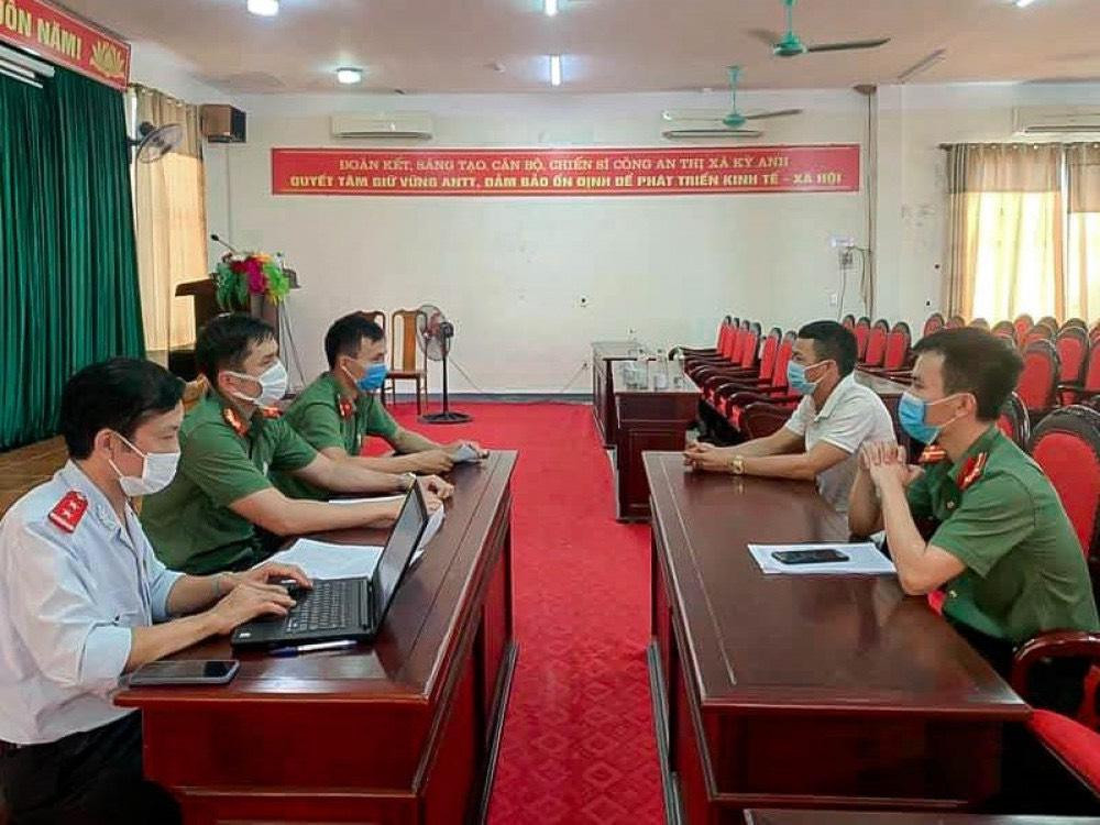 Thanh tra Sở TT&TT phối hợp cùng công an làm việc với ông C. về hành vi vi phạm. Thanh tra Sở TT&TT phối hợp cùng công an làm việc với ông C. về hành vi vi phạm.