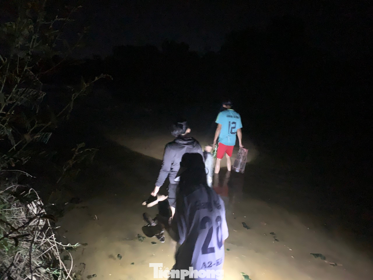 Những ngày này, khi nước sông Ngàn Phố ở huyện Hương Sơn (Hà Tĩnh) bắt đầu có dấu hiệu cạn, nhiều người dân ở hai bên bờ sông đã rủ nhau xuống sông bắt cá. Nhiều người dân cho biết, dù mới đầu mùa Hè, nhưng năm nay nước sông cạn sớm.