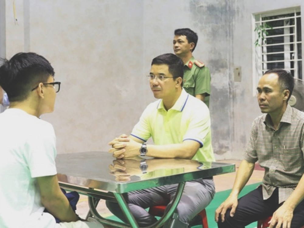 Đại tá Nguyễn Hồng Phong, Giám đốc Công an tỉnh Hà Tĩnh chất vấn các đối tượng trong đường dây vụ án. Đại tá Nguyễn Hồng Phong, Giám đốc Công an tỉnh Hà Tĩnh chất vấn các đối tượng trong đường dây vụ án.