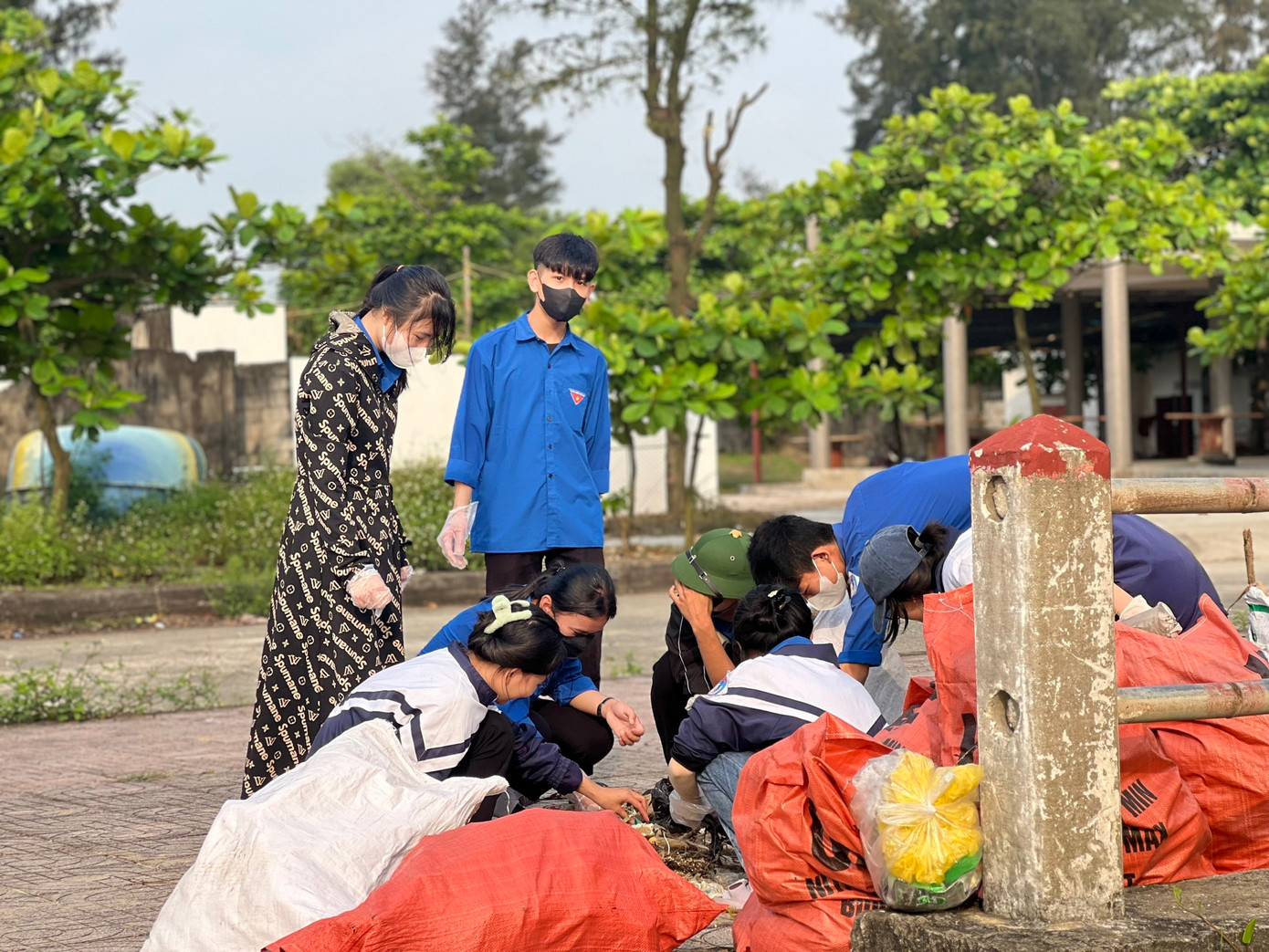 Các đoàn viên thanh niên đã chia thành từng nhóm thu gom rác thải với tuyến bờ biển dài hơn 3 km.