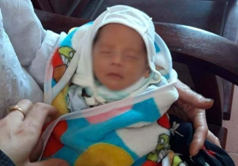 Bé sơ sinh bị bỏ rơi trước nhà người dân ở Hà Tĩnh.