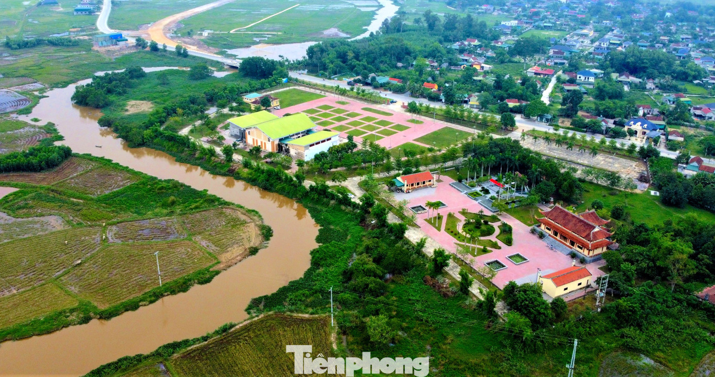 Khu tưởng niệm anh Lý Tự Trọng có tổng diện tích gần 5ha, tọa lạc ngay cạnh sông Cầu Sông, thuộc địa phận thôn Tân Long, xã Việt Tiến, huyện Thạch Hà, tỉnh Hà Tĩnh. Khu tưởng niệm anh Lý Tự Trọng có tổng diện tích gần 5ha, tọa lạc ngay cạnh sông Cầu Sông, thuộc địa phận thôn Tân Long, xã Việt Tiến, huyện Thạch Hà, tỉnh Hà Tĩnh.