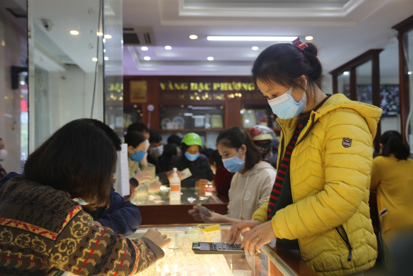 Tại các tiệm vàng như Phương Xuân, Mai Xuân, Việt Hà, Kiều Ngọc… rất đông khách đến mua vàng.