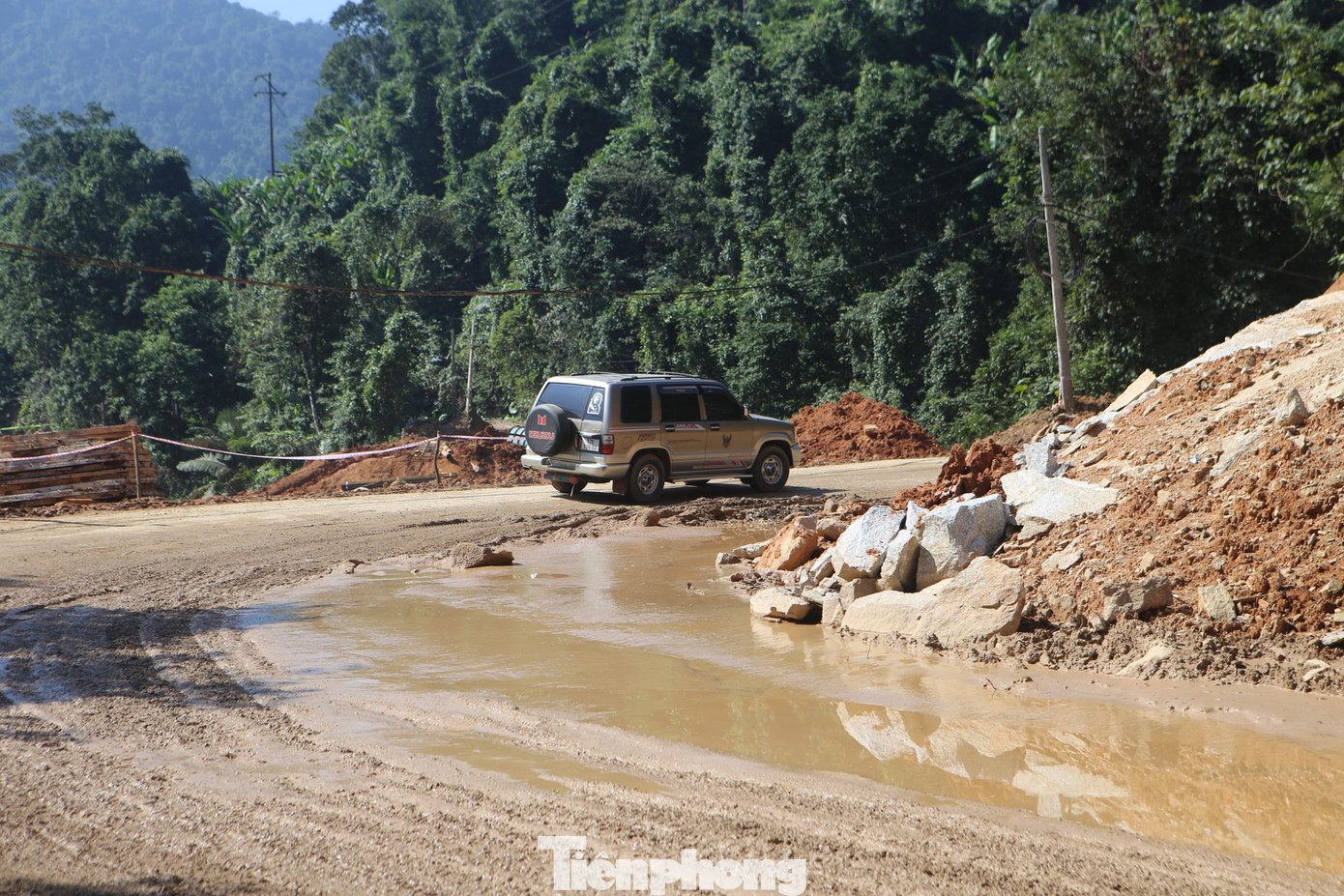 Một số vị trí lầy lội, chỉ di chuyển được một chiều. Một số vị trí lầy lội, chỉ di chuyển được một chiều.
