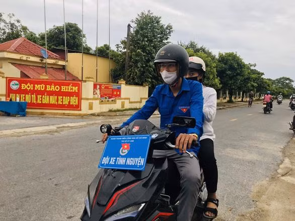 Trong buổi thi sáng nay đã có 53 thí sinh được đội xe tình nguyện giúp đỡ đến điểm thi đúng giờ.