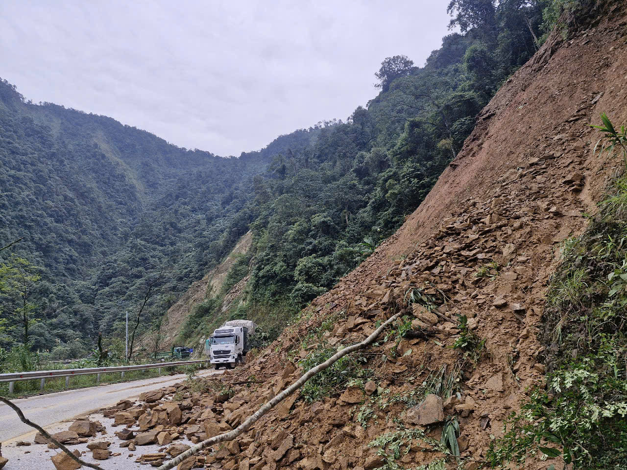 Dù không gây tắc đường song một phần đường bị đất đá chắn ngang. Dù không gây tắc đường song một phần đường bị đất đá chắn ngang.