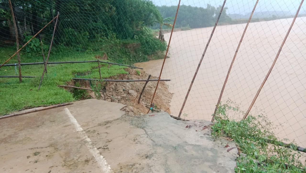 Khu vực sạt lở lấn sâu vào khu dân cư, đến mùa mưa lũ người dân lại thấp thỏm lo sợ.