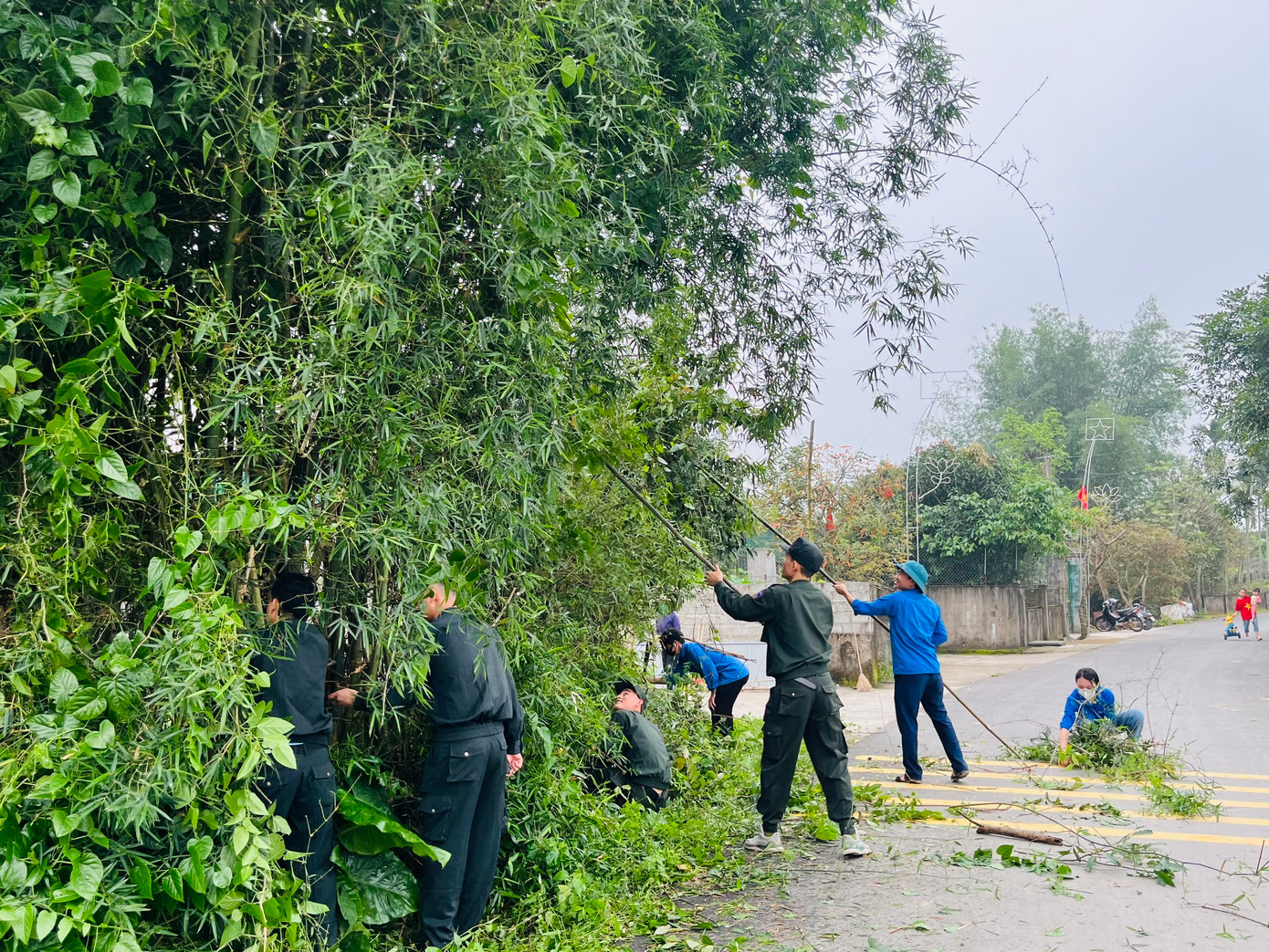 Thị đoàn Hồng Lĩnh phối hợp Ban Thanh niên Công an tỉnh Hà Tĩnh ra quân xóa bỏ 10 vườn tạp tại xã Thuận Lộc. Các cơ sở đoàn cũng đồng loạt ra quân vệ sinh môi trường hưởng ứng ngày cao điểm. Thị đoàn Hồng Lĩnh phối hợp Ban Thanh niên Công an tỉnh Hà Tĩnh ra quân xóa bỏ 10 vườn tạp tại xã Thuận Lộc. Các cơ sở đoàn cũng đồng loạt ra quân vệ sinh môi trường hưởng ứng ngày cao điểm.