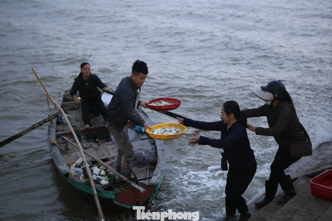 Anh Tài (trú xã Thạch Kim) là một trong những ngư dân hiếm hoi đi đánh bắt cá khi sóng to, gió lớn. Sau vài giờ đánh bắt, anh thu về hơn 1 triệu đồng, hải sản khi lên bờ thương lái giành nhau thu mua.