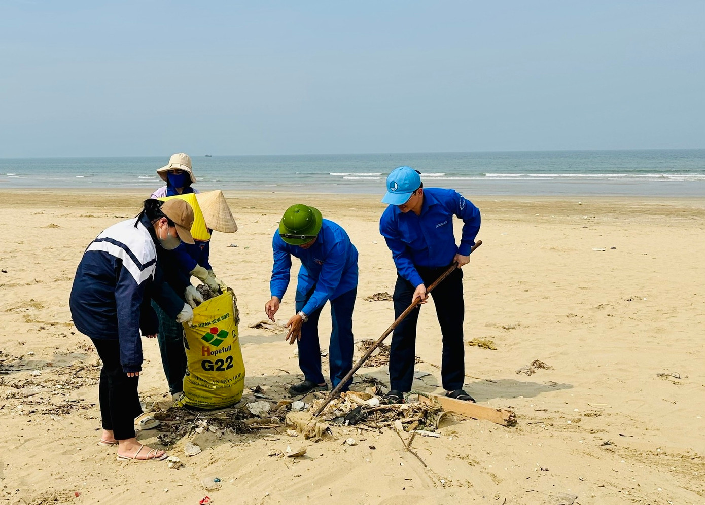 Hoạt động này nhằm tuyên truyền nâng cao ý thức bảo vệ môi trường biển, góp phần xây dựng hình ảnh bãi biển sạch đẹp, an toàn, thân thiện trong mắt du khách. Hoạt động này nhằm tuyên truyền nâng cao ý thức bảo vệ môi trường biển, góp phần xây dựng hình ảnh bãi biển sạch đẹp, an toàn, thân thiện trong mắt du khách.