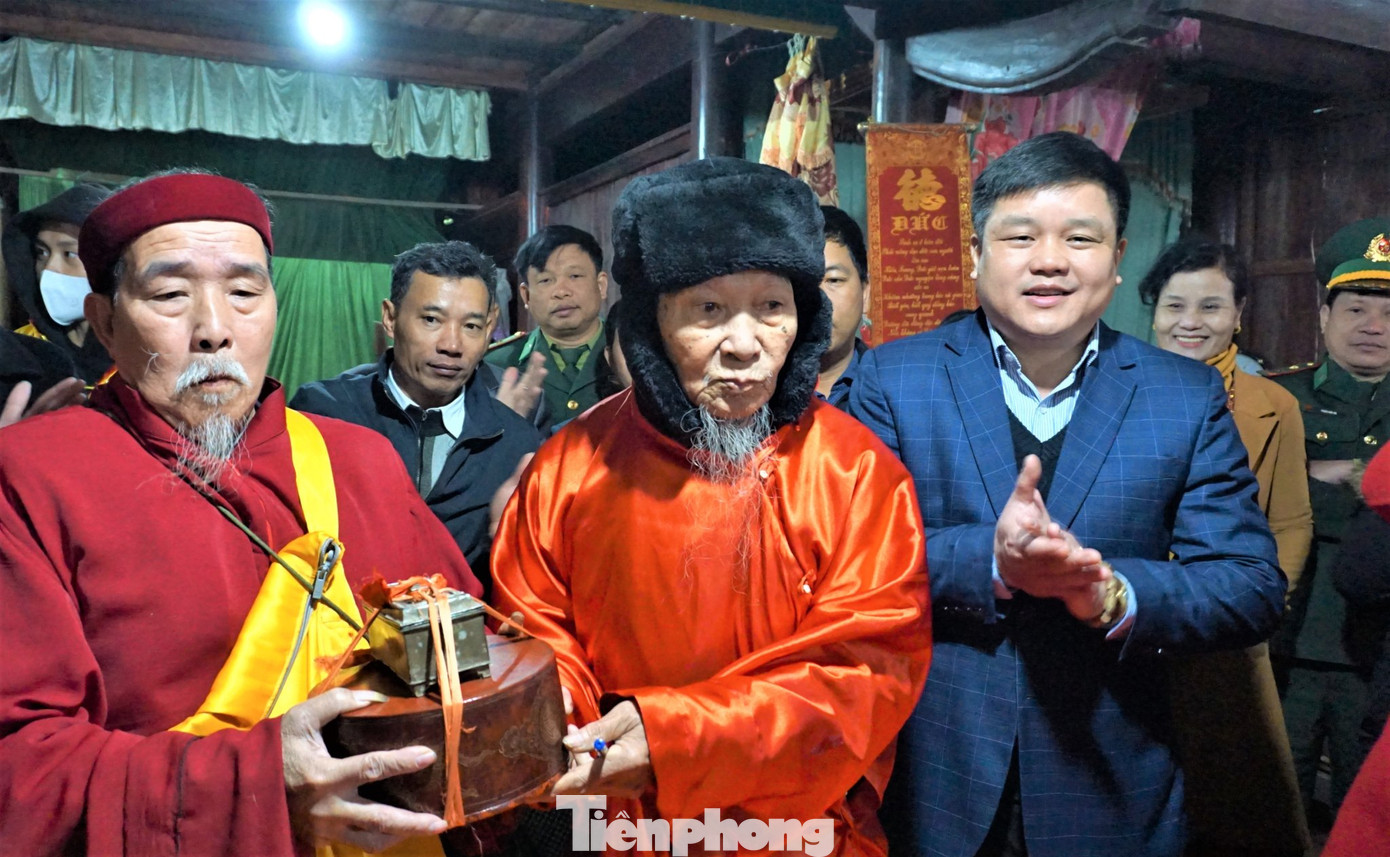 Trước khi rước bảo vật, buổi lễ được thực hiện từ việc bàn giao báu vật của vua Hàm Nghi ban (gồm: Voi bằng vàng, nghê bằng đồng, các thanh bảo kiếm, lục lạc bằng đồng đen, 48 đạo sắc phong do các triều vua ban tặng) cho gia đình tân cố đạo chủ Phan Hùng Vỹ. Trước khi rước bảo vật, buổi lễ được thực hiện từ việc bàn giao báu vật của vua Hàm Nghi ban (gồm: Voi bằng vàng, nghê bằng đồng, các thanh bảo kiếm, lục lạc bằng đồng đen, 48 đạo sắc phong do các triều vua ban tặng) cho gia đình tân cố đạo chủ Phan Hùng Vỹ.