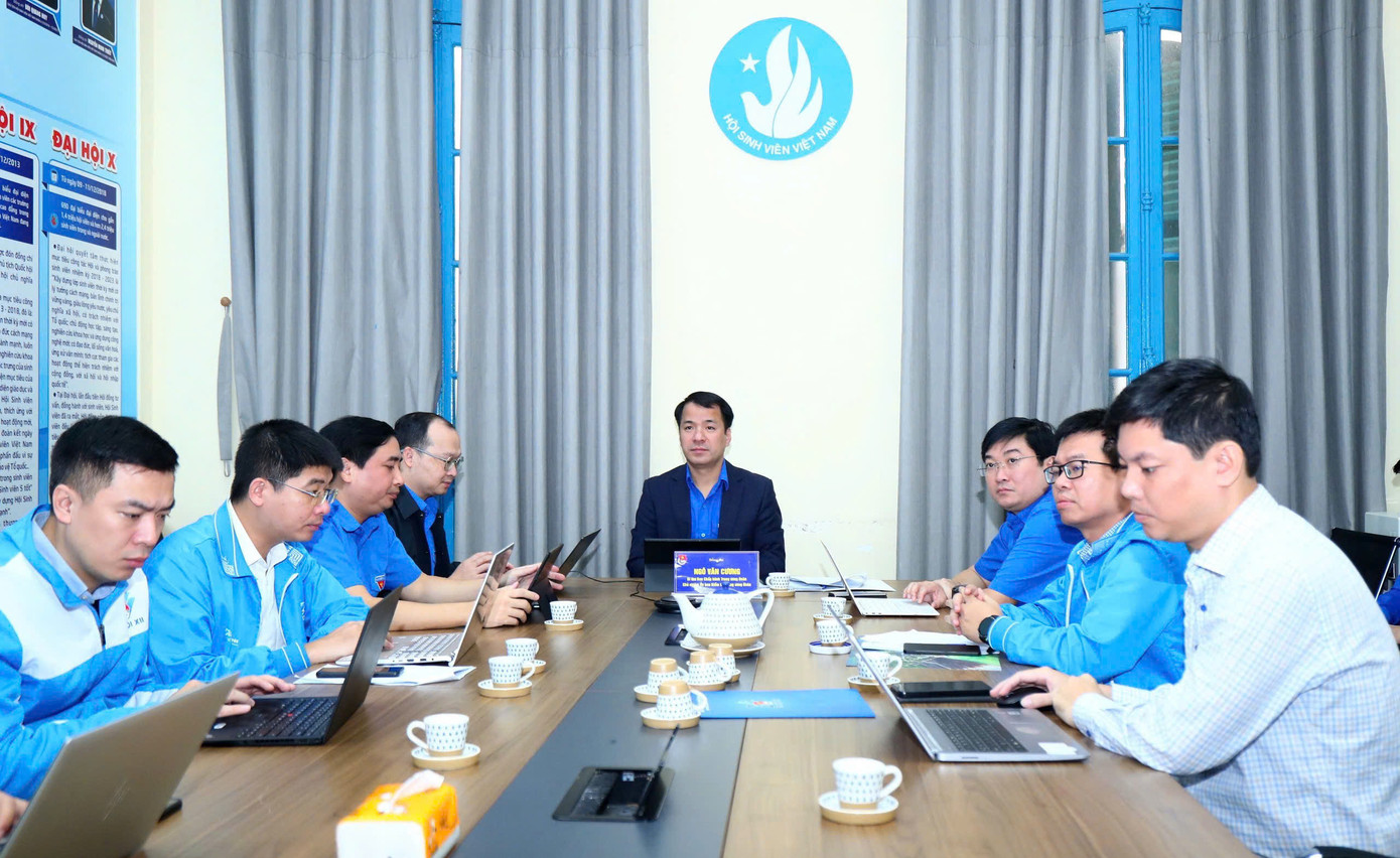 Anh Ngô Văn Cương - Bí thư T.Ư Đoàn dự và chỉ đạo hội nghị tại điểm cầu trực tuyến.