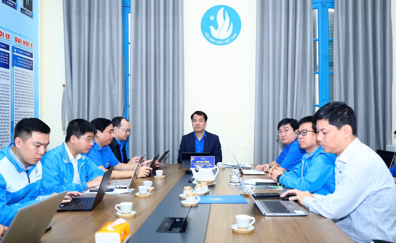 Anh Ngô Văn Cương - Bí thư T.Ư Đoàn dự và chỉ đạo hội nghị tại điểm cầu trực tuyến.