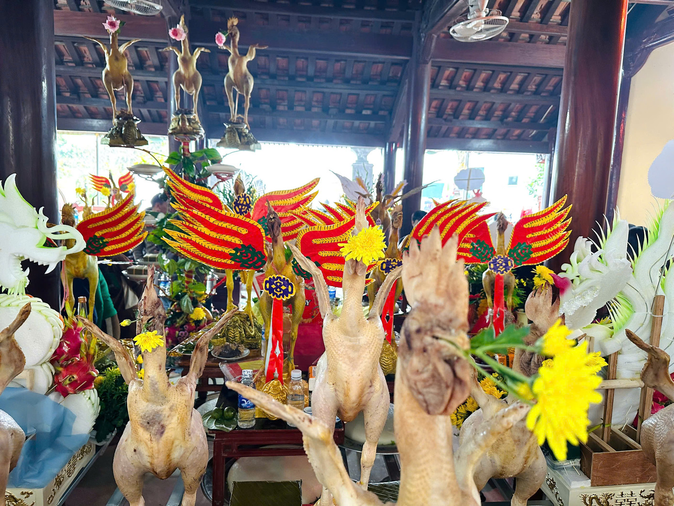 Những con gà được chọn làm để dâng lên bàn thờ thường phải nặng từ 4-5kg. Nhiều người khéo tay có thể tự thực hiện, nhưng cũng có những gia đình phải thuê người làm. Tiền công mỗi con từ 200-400 ngàn đồng, tuỳ thế và cân nặng của từng con gà.