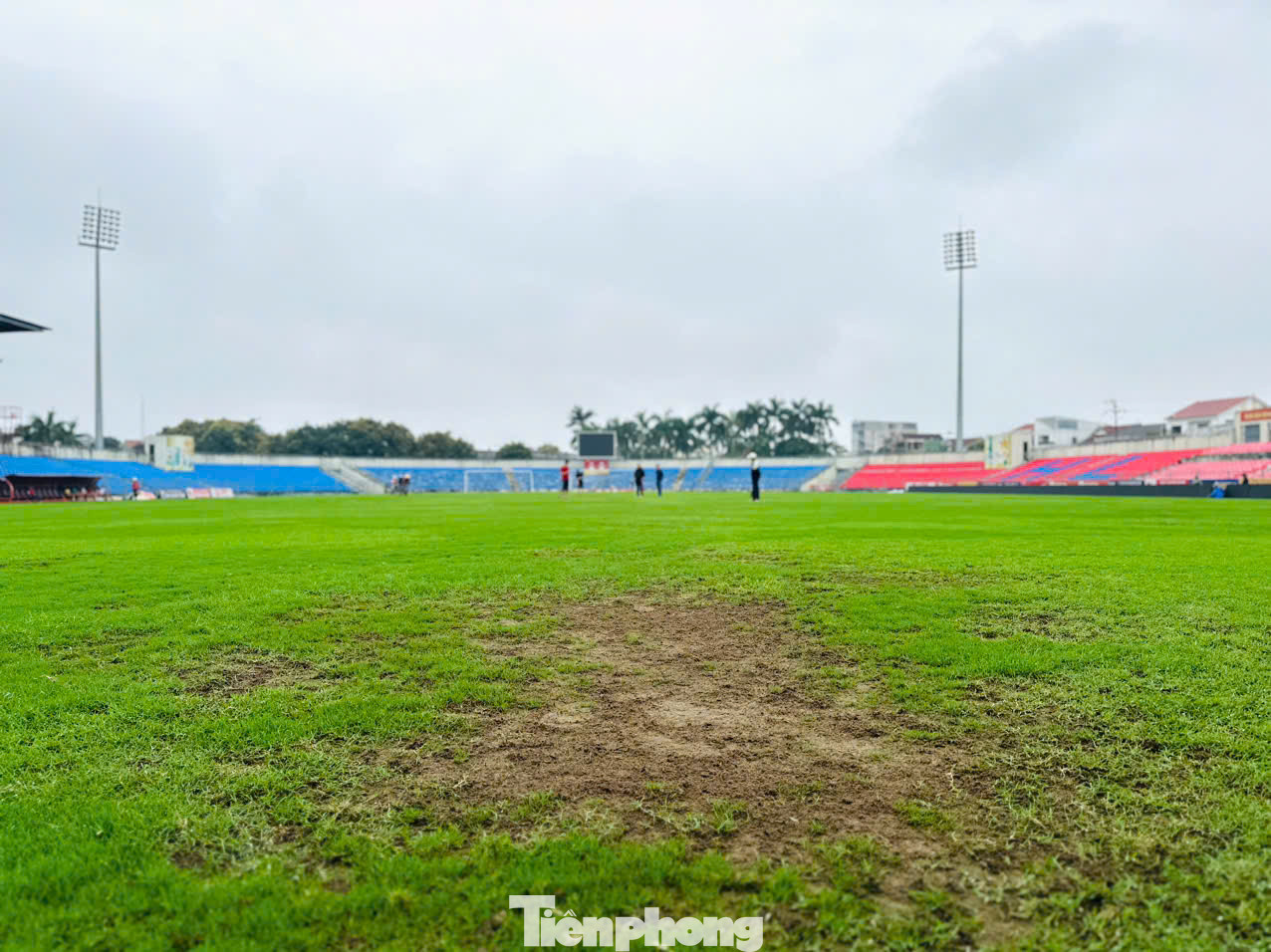 Ngành chuyên môn nhận định, nguyên nhân khiến mặt sân “bị điểm trừ” là do điều kiện thời tiết mưa, rét đậm, rét hại kéo dài cộng với sương muối làm cho cỏ bị chết. Ngành chuyên môn nhận định, nguyên nhân khiến mặt sân “bị điểm trừ” là do điều kiện thời tiết mưa, rét đậm, rét hại kéo dài cộng với sương muối làm cho cỏ bị chết.