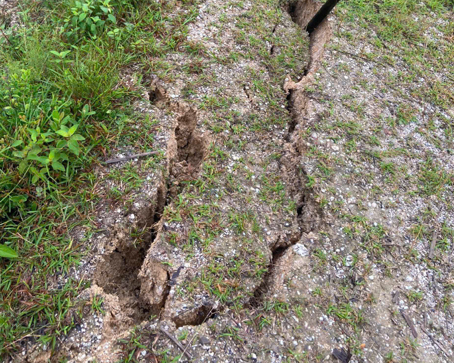 Những vết nứt lớn như "xé toạc" thân đập. Những vết nứt lớn như "xé toạc" thân đập.