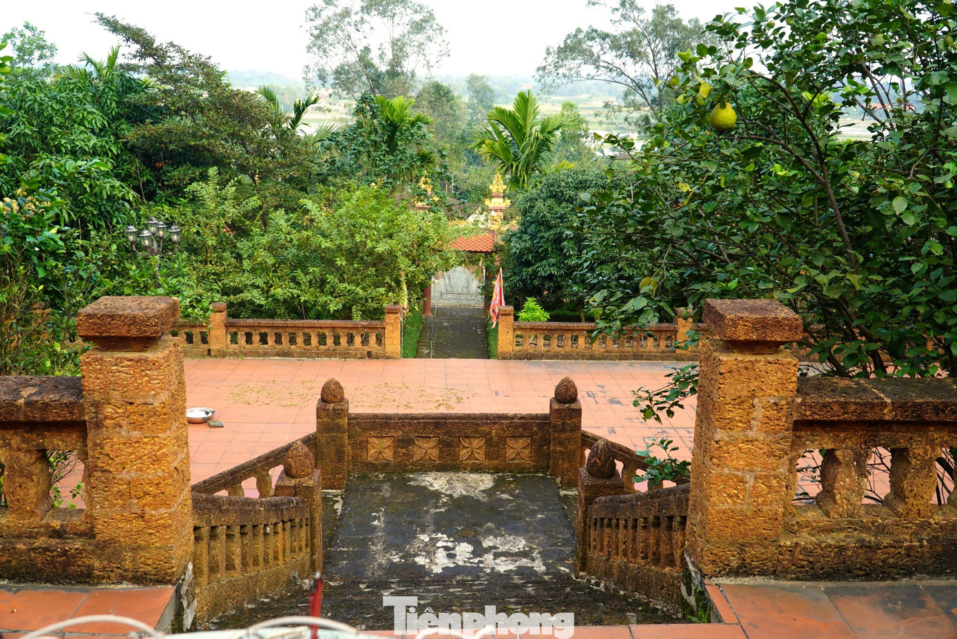 Ngôi đền có nhiều hạng phục gồm nhà chờ, nhà đình, nhà hóa vàng, tường rào… tất cả đều được làm từ đá ong.