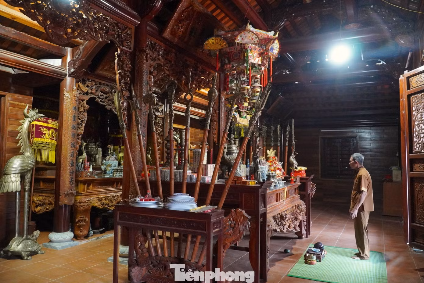 Tại những bậc thang vào đền rêu phong mọc kín, tạo nên vẻ đẹp độc đáo.