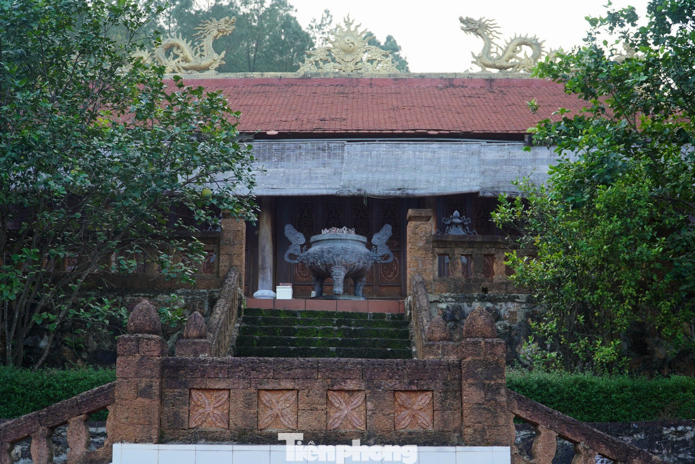 Ngôi đền này được phục dựng từ nguồn đóng góp của con em địa phương và người dân xa quê với chi chi khoảng 16 tỷ đồng.