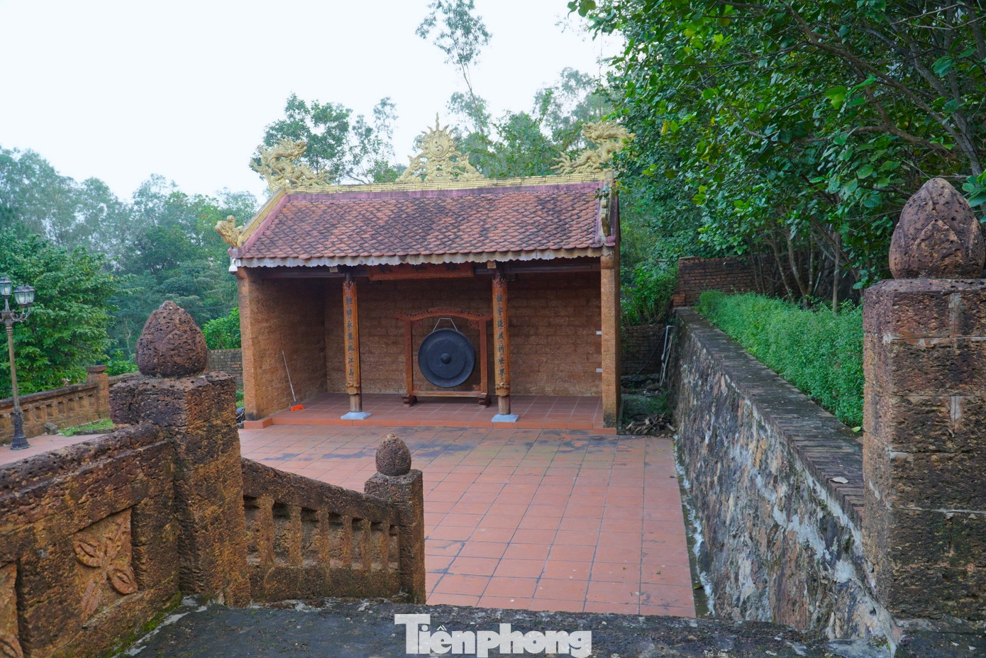 Ngôi đền này được phục dựng lại vào năm 2015 và hoàn thiện sau 2 năm xây dựng. Việc chọn lựa đá ong để làm nhằm tạo một nét riêng cho ngôi đền, ngoài ra đá ong chịu được thời tiết khắc nghiệt, đảm bảo thời gian lâu dài.