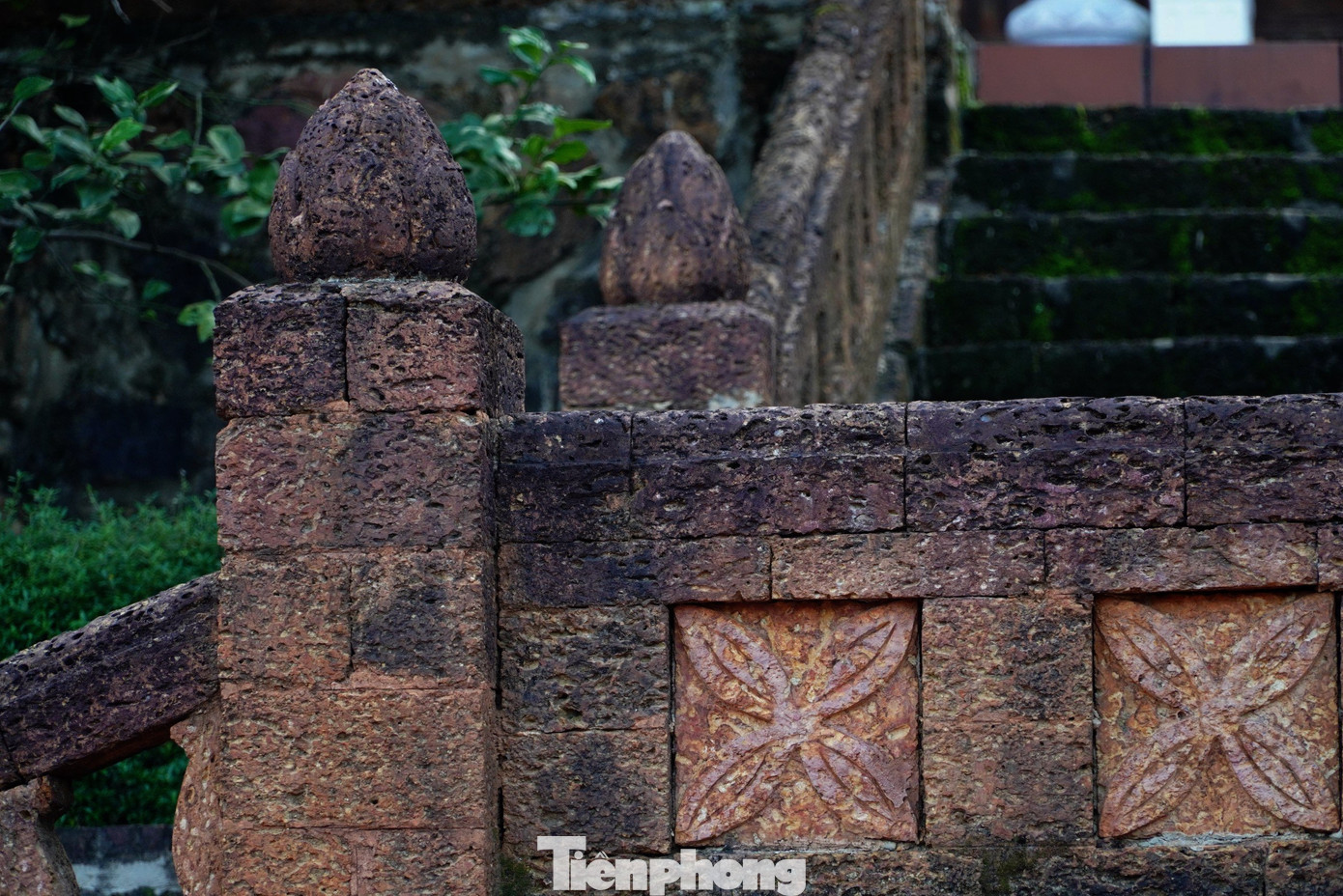 Hoa văn, họa tiết được làm rất tinh xảo, đẹp mắt.