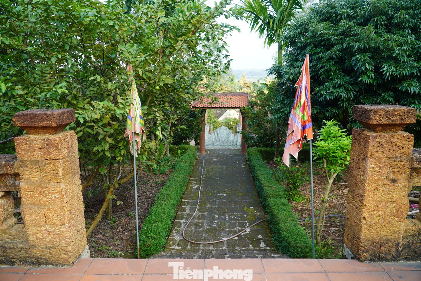 Việc chọn lựa đá ong để làm nhằm tạo một nét riêng cho ngôi đền, ngoài ra đá ong chịu được thời tiết khắc nghiệt, đảm bảo thời gian lâu dài.