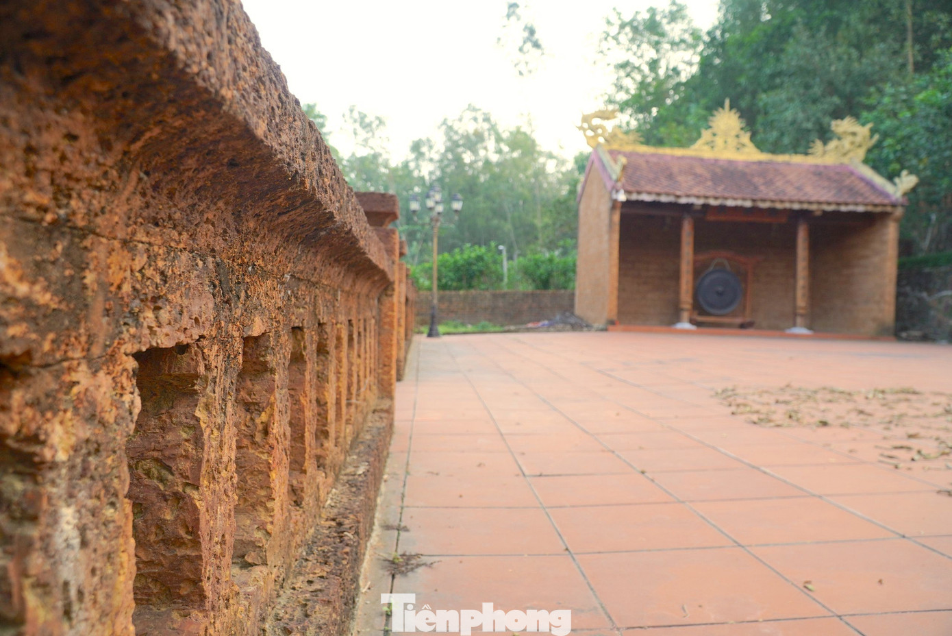 Màu sắc nâu đậm chủ đạo của đá ong khiến cho ngôi đền trở nên vẻ đẹp đơn sơ, cổ kính.