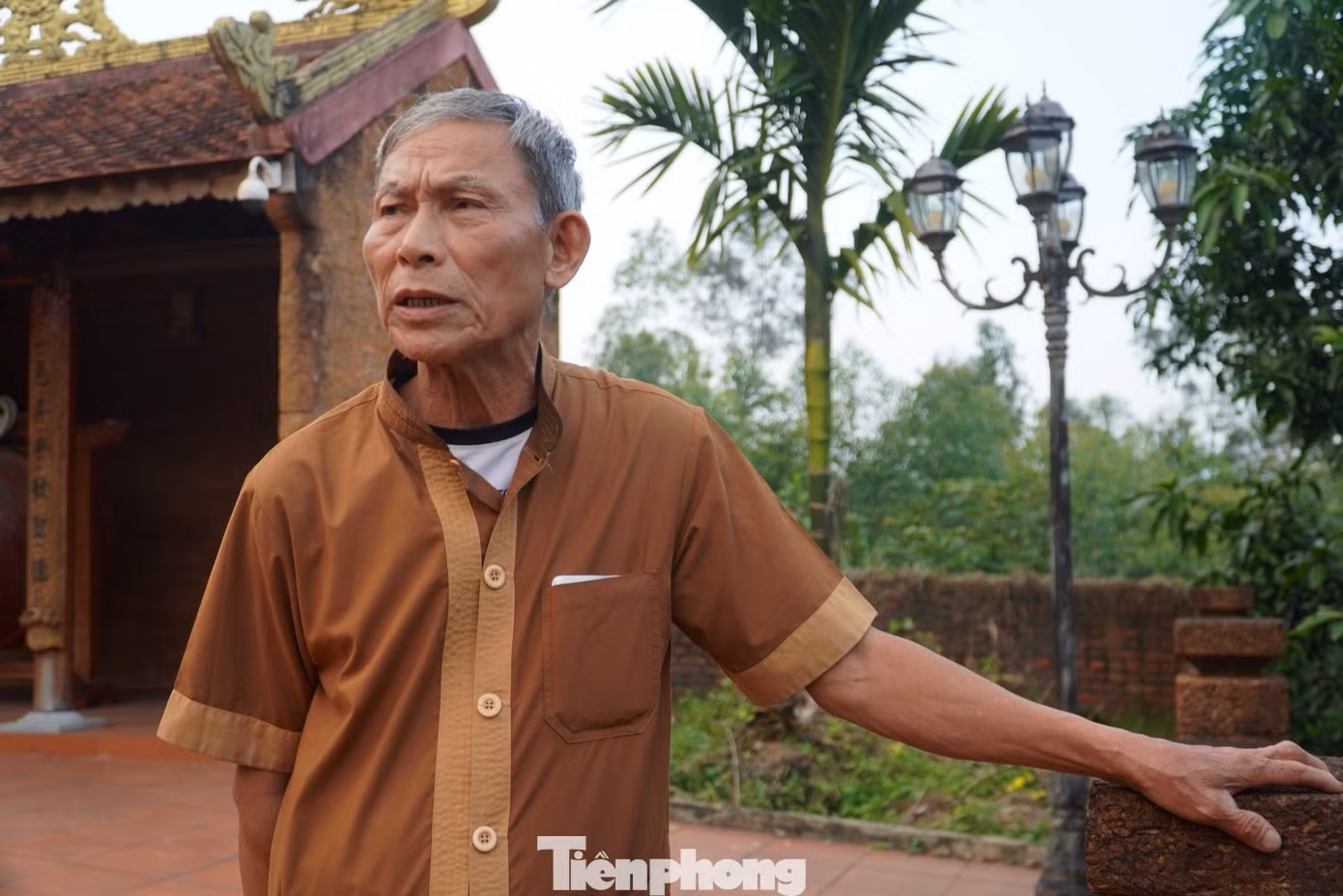 Theo ông Trần Ngọc Minh, thủ nhang đền Quan Sơn, ngôi đền được xây dựng trên diện tích 2.000 m2. Bên trong thờ một vị tướng nhà Trần.