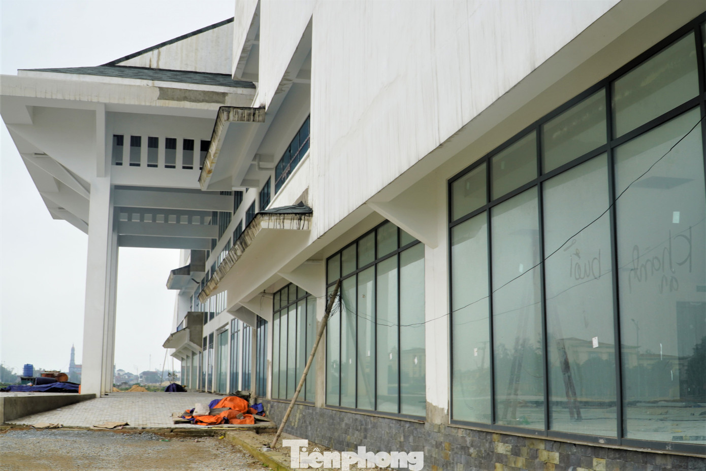 Trao đổi với Tiền Phong, lãnh đạo UBND thị trấn Lộc Hà chia sẻ, sau khi sáp nhập vào huyện Thạch Hà, huyện Lộc Hà đã bị xoá tên gọi. Đến nay nhiều trụ sở trên địa bàn không còn được sử dụng và có những dự án thi công đang dang dở, chậm tiến độ. Trong đó có Dự án Trung tâm Văn hóa - Truyền thông huyện Lộc Hà. Trao đổi với Tiền Phong, lãnh đạo UBND thị trấn Lộc Hà chia sẻ, sau khi sáp nhập vào huyện Thạch Hà, huyện Lộc Hà đã bị xoá tên gọi. Đến nay nhiều trụ sở trên địa bàn không còn được sử dụng và có những dự án thi công đang dang dở, chậm tiến độ. Trong đó có Dự án Trung tâm Văn hóa - Truyền thông huyện Lộc Hà.