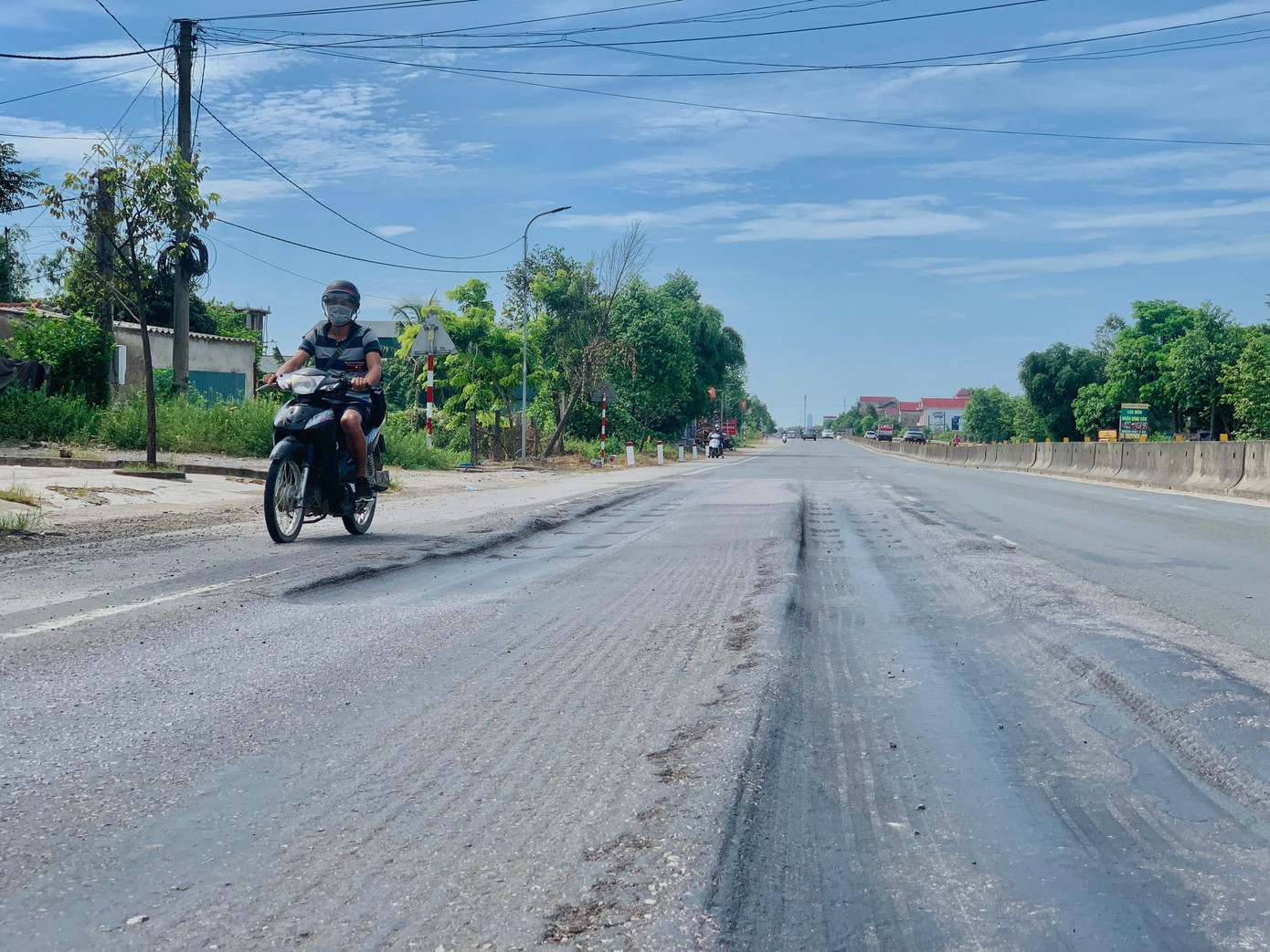 Kể từ khi đưa vào sử dụng đến nay, đoạn đường quốc lộ này liên tục xảy ra hiện tượng sụt lún, mặt đường bị cào, xới. Kể từ khi đưa vào sử dụng đến nay, đoạn đường quốc lộ này liên tục xảy ra hiện tượng sụt lún, mặt đường bị cào, xới.