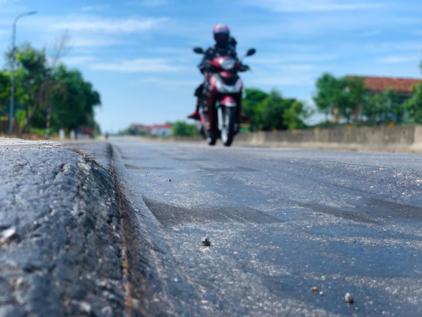 Mặt đường bị sụt lún, rạn vết nứt gây nguy hiểm cho phương tiện giao thông qua khu vực này. Mặt đường bị sụt lún, rạn vết nứt gây nguy hiểm cho phương tiện giao thông qua khu vực này.