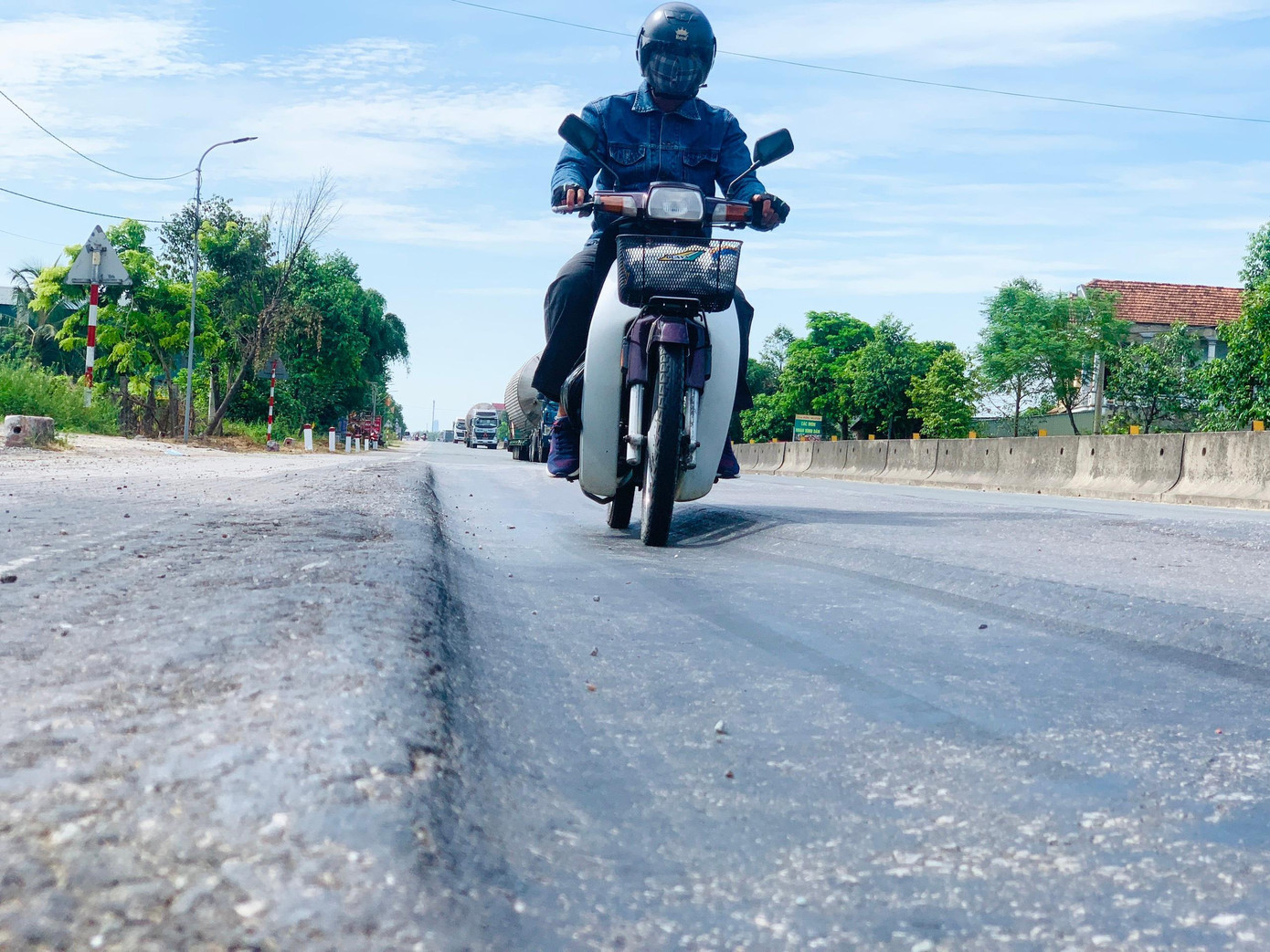 Mặt đường tiếp tục bị sụt lún sau nhiều lần tu sửa, khắc phục. Mặt đường tiếp tục bị sụt lún sau nhiều lần tu sửa, khắc phục.