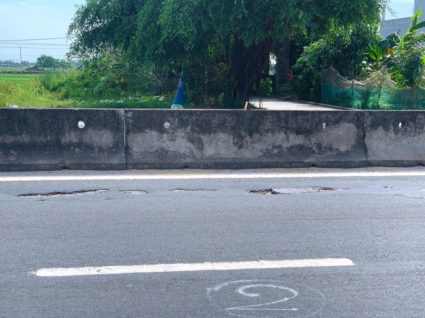 Một số điểm bị bong tróc mặt đường, bên cạnh là ký hiệu đánh dấu vụ tai nạn giao thông. Một số điểm bị bong tróc mặt đường, bên cạnh là ký hiệu đánh dấu vụ tai nạn giao thông.