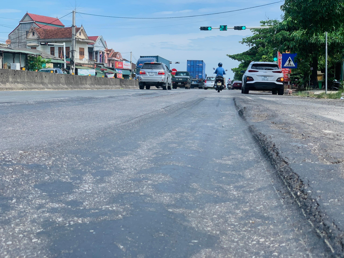 Nhiều lái xe thường xuyên qua lại tuyến đường này cũng cho rằng chất lượng của đoạn đường BOT không ổn định. Một số đoạn xuất hiện "sóng trâu". Nhiều lái xe thường xuyên qua lại tuyến đường này cũng cho rằng chất lượng của đoạn đường BOT không ổn định. Một số đoạn xuất hiện "sóng trâu".