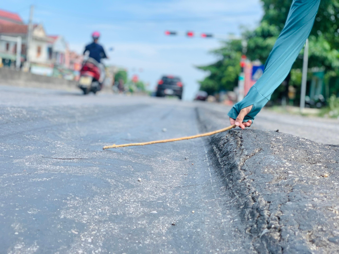 Mặt đường bị sụt lún nghiêm trọng, có một số điểm lún sâu chừng 8-10cm. Mặt đường bị sụt lún nghiêm trọng, có một số điểm lún sâu chừng 8-10cm.