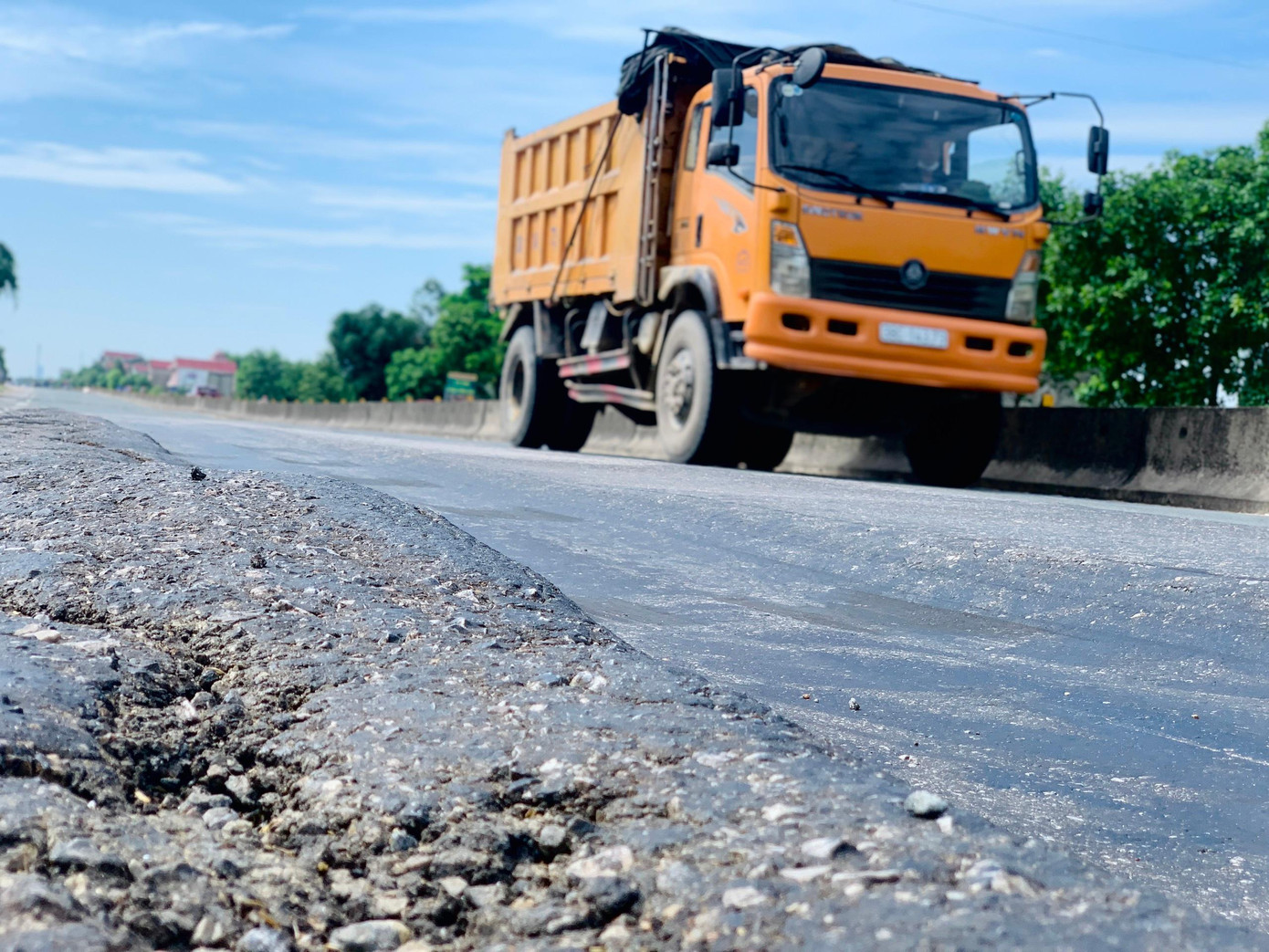 Tại dọc tuyến đường ở xã Thạch Kênh (huyện Thạch Hà) xuất hiện nhiều điểm mặt đường bị bong tróc, sụt lún. Số lượng phương tiện giao thông qua đây khá đông. Tại dọc tuyến đường ở xã Thạch Kênh (huyện Thạch Hà) xuất hiện nhiều điểm mặt đường bị bong tróc, sụt lún. Số lượng phương tiện giao thông qua đây khá đông.
