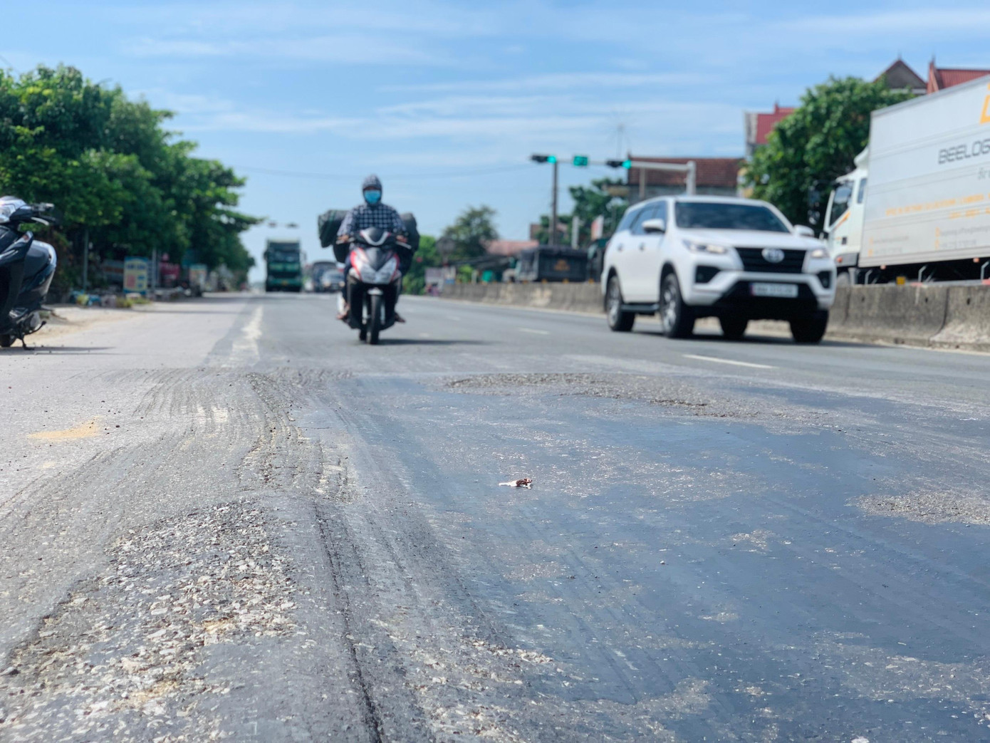 Con đường này dày đặc các "rãnh cào" vô cùng nguy hiểm cho những người tham gia giao thông. Con đường này dày đặc các "rãnh cào" vô cùng nguy hiểm cho những người tham gia giao thông.