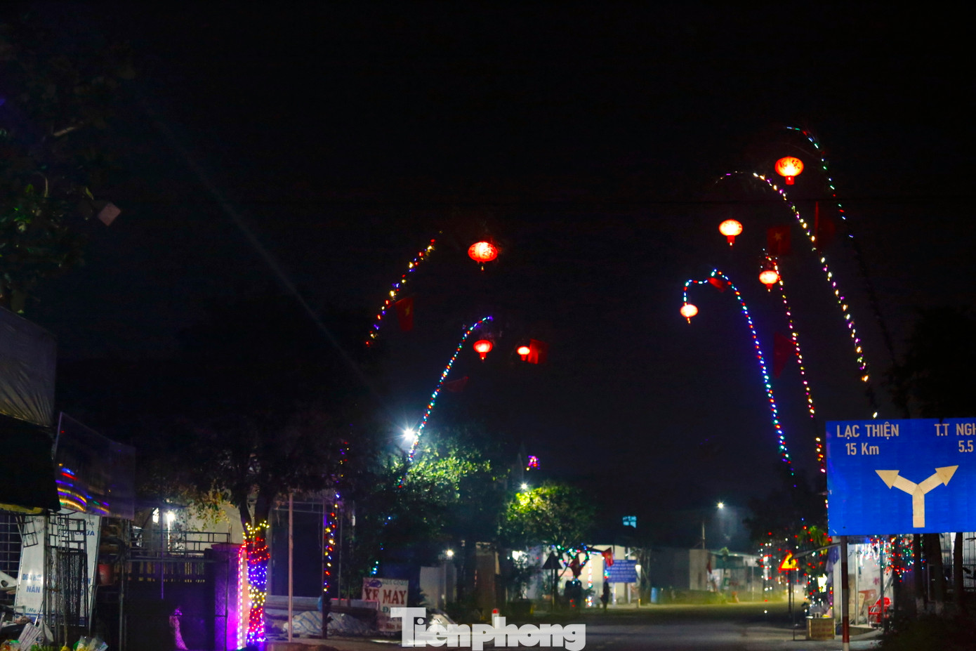 Những ngày này, về đêm dọc các tuyến đường quê ở Hà Tĩnh như huyện Hương Sơn, Thạch Hà, Can Lộc, Nghi Xuân, Cẩm Xuyên… trở nên lung linh ngập tràn sắc màu bởi những cây nêu được trang trí rất đẹp mắt.