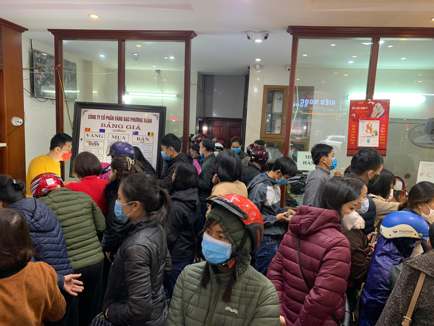 Sáng 10/2 (tức mùng 10 ÂL) ghi nhận tại khu vực bán vàng ở đường Nguyễn Công Trứ (TP Hà Tĩnh), hàng trăm người chen chân mua vàng để cầu lộc đầu năm mới.